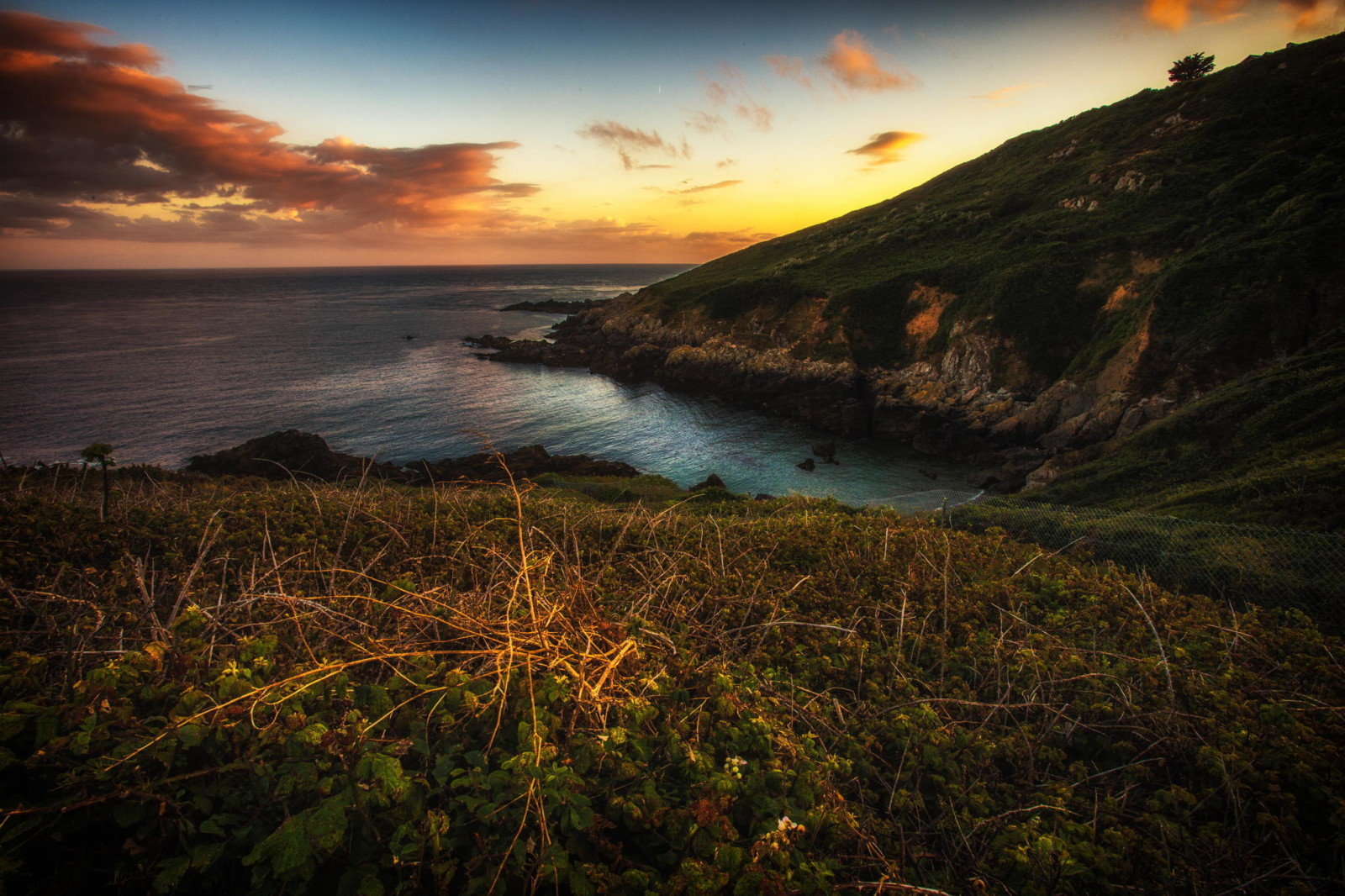 la nature, le coucher du soleil, mer, montagnes