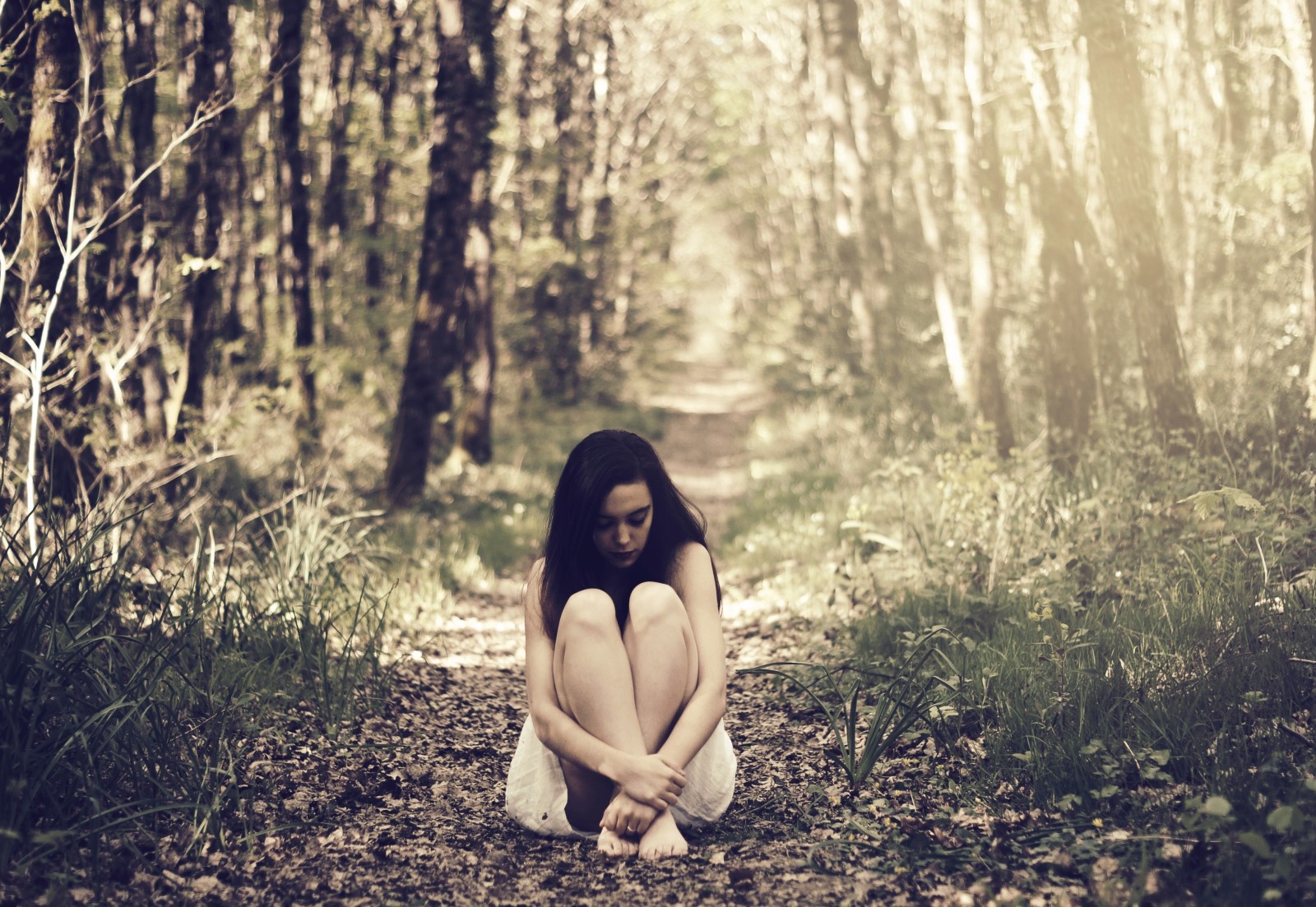 forêt, fille, des arbres, brunette, pieds nus