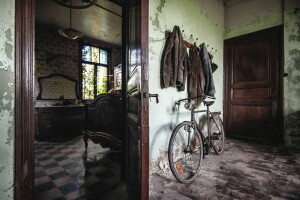 bicicleta, habitación, la puerta