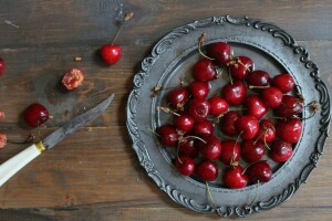 fructe de padure, cireașă, farfurie, cuţit