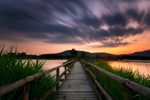 Most, jezero, západ slunce