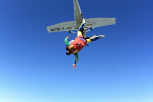 Parachute, parachutespringen, skydivers, tandem, het vliegtuig, de lucht