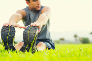 herbe, homme qui s'étend, en plein air, chaussons