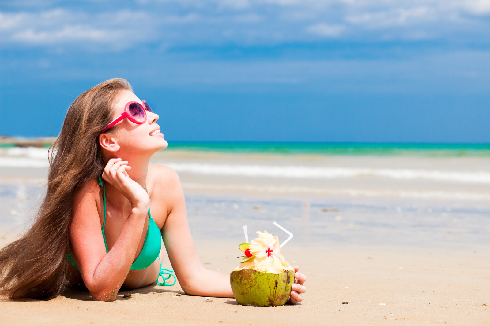 Mädchen, Strand, Sand, Profil, braune Haare, Badeanzug, der Wind, langhaarig