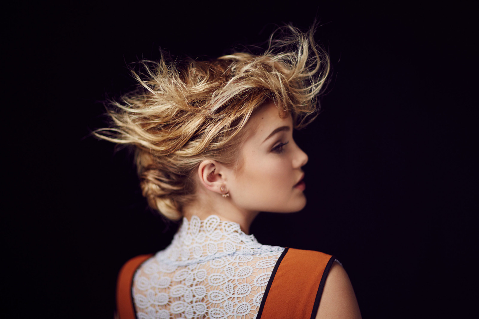 blonde, blur, singer, black background, makeup, hairstyle, actress, dress