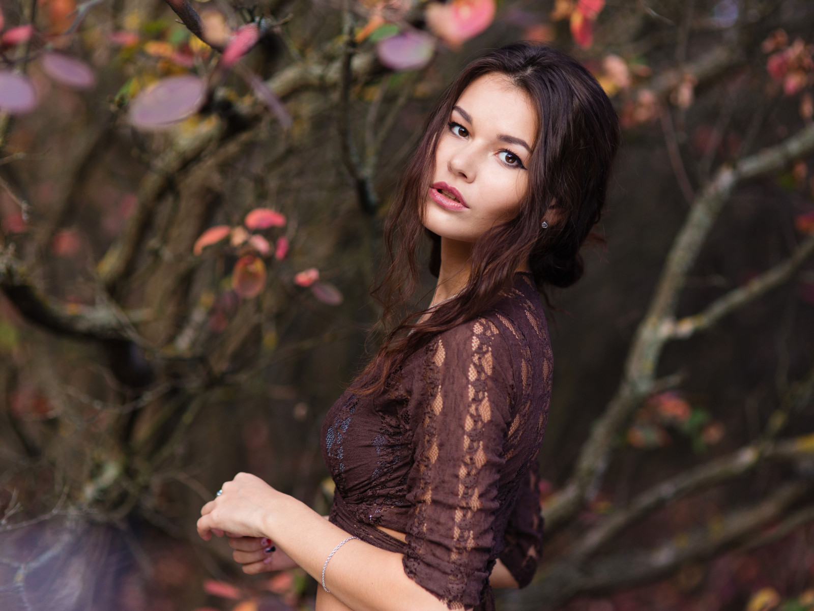 Regardez, branches, bokeh, brunette, coiffure, magnifique, un, chemisier