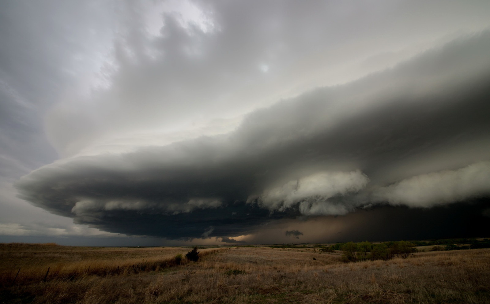 o céu, campo, nuvens