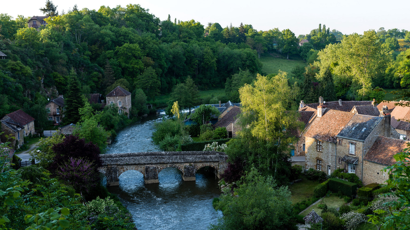 rzeka, drzewa, Francja, Dom, Most, wioska, Saint-Ceneri-le-Gerei