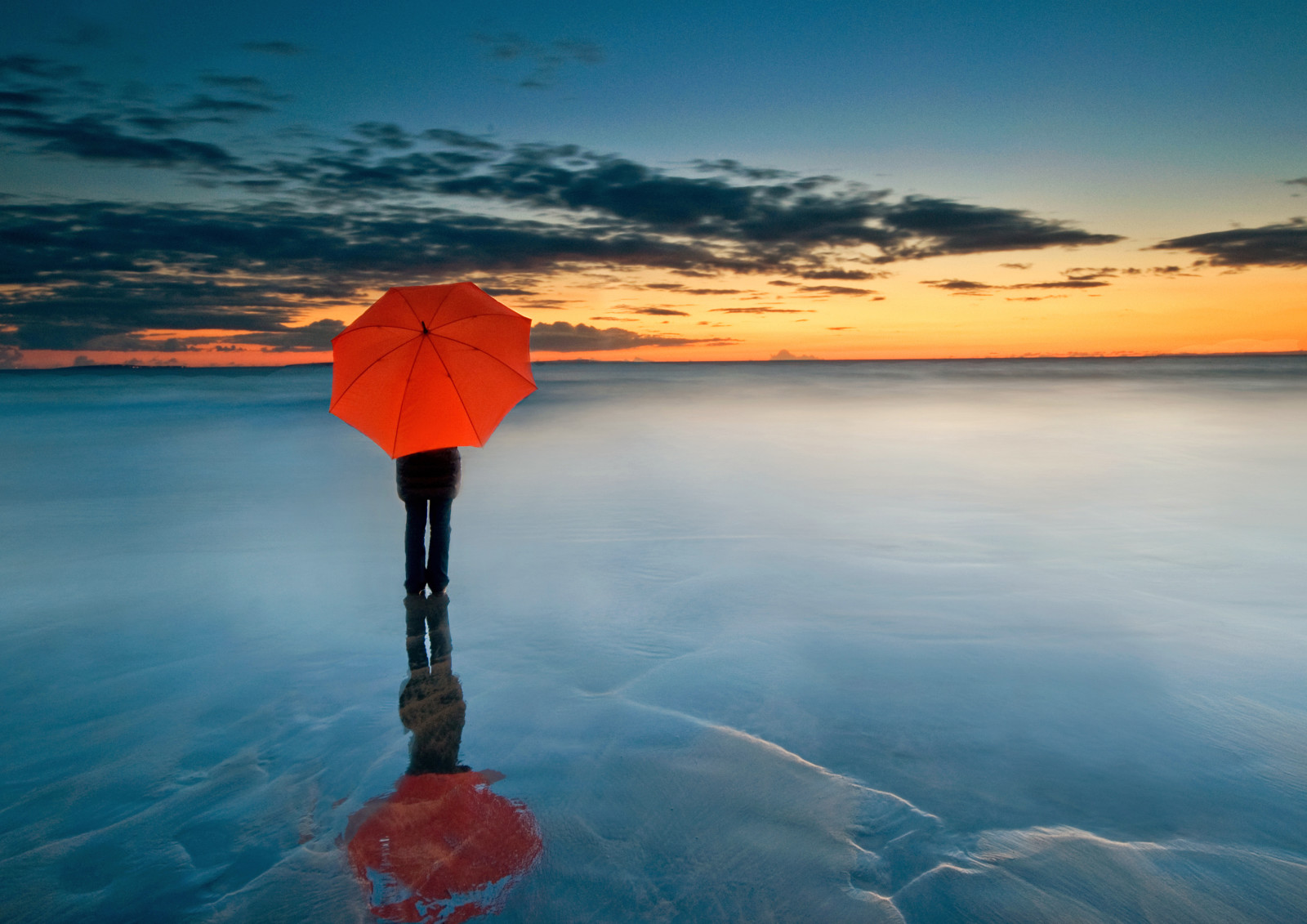 Sonnenuntergang, Wolken, Menschen, Horizont, Regenschirm, roter Regenschirm, gefrorenes Meer