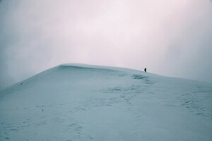 Berg, människor, snö