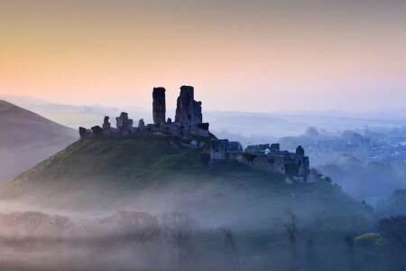 Corfe-kastély, Dorset, Anglia, köd, dombok, hegyek