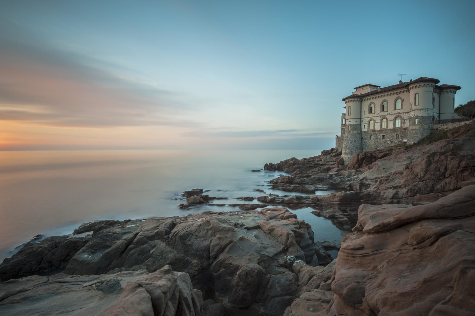 le bâtiment, le coucher du soleil, rive, des pierres, mer