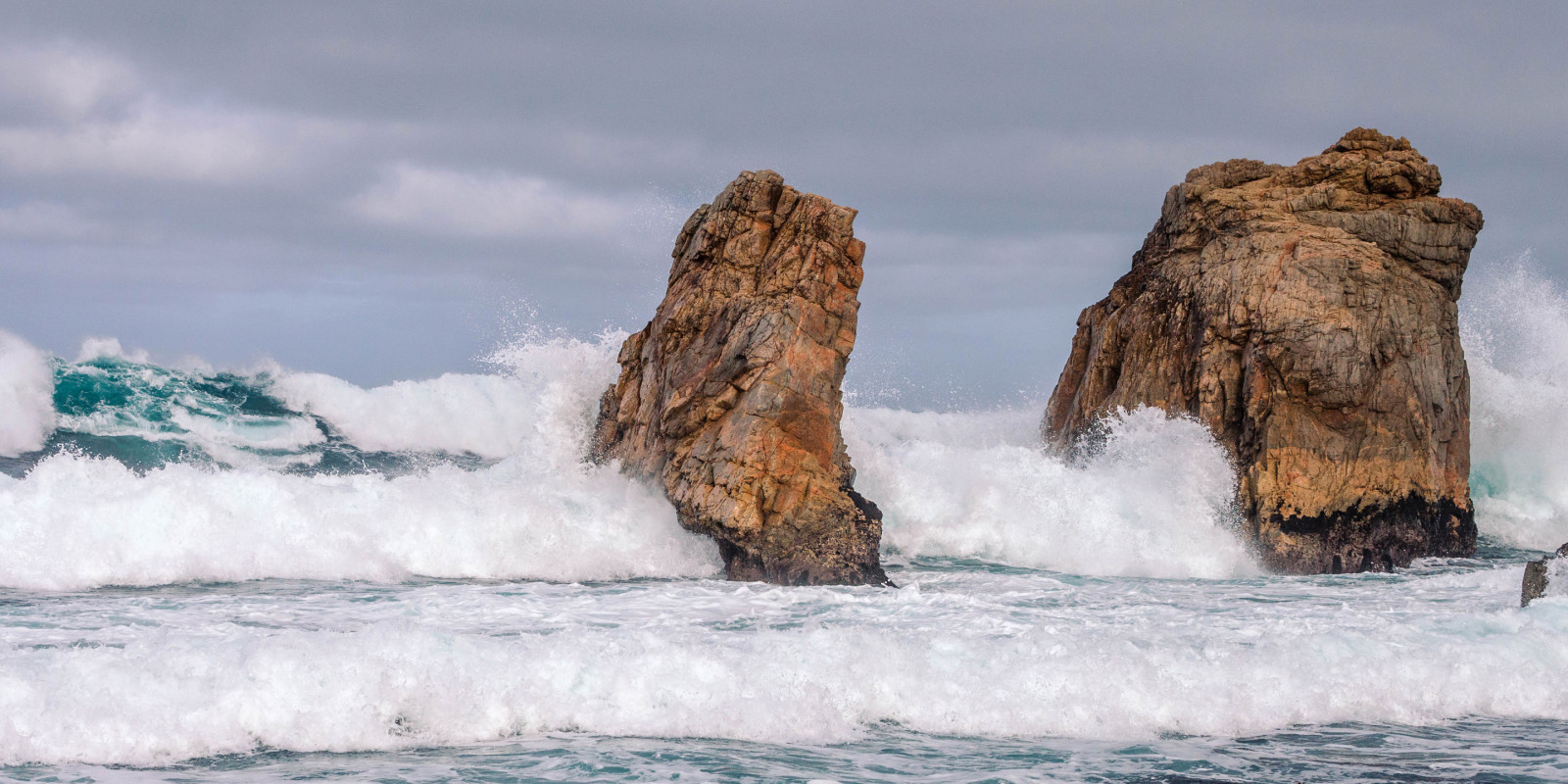 Le ciel, des pierres, mer, rochers, vague, orage, jet