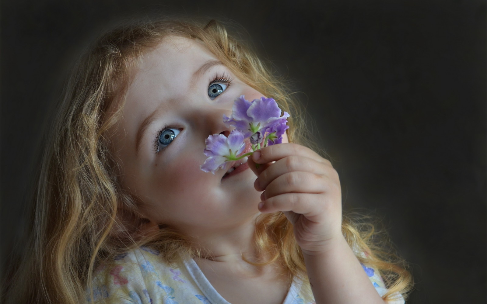 Mira, niña, retrato