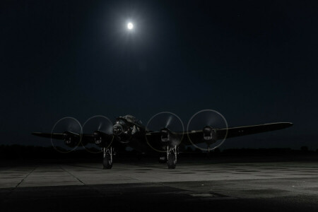 Avro Lancaster, Bombardiere, pesante