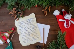 una lettera a Babbo Natale, arredamento, rami di abete, cappello, vacanza, Karandash, Nuovo anno