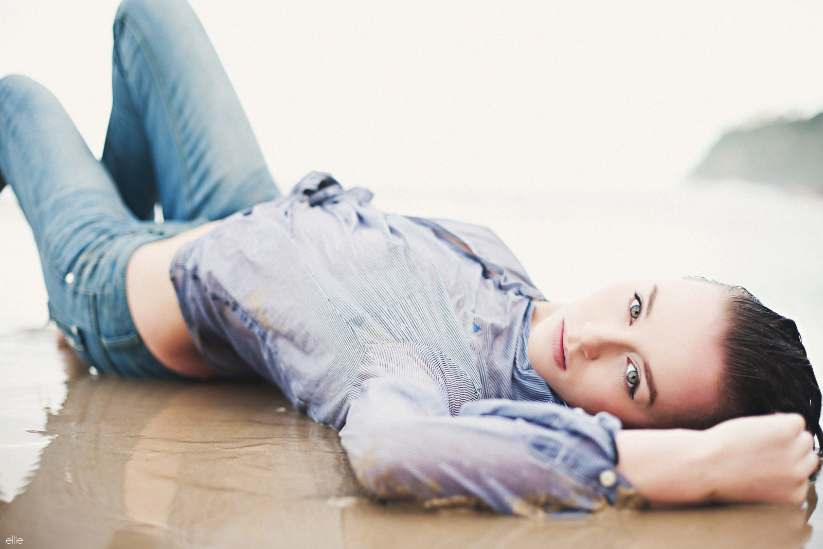 Pose, Mädchen, Lügen, Strand, Jeans, Hemd, Sand, nass