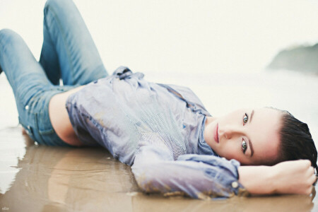 Strand, Kleidung, Mädchen, Jeans, Lügen, Pose, Sand, Hemd