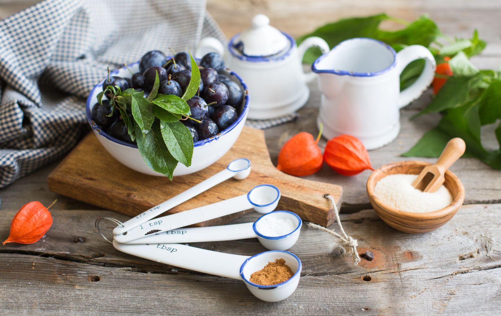 pratos, açúcar, ameixa, physalis