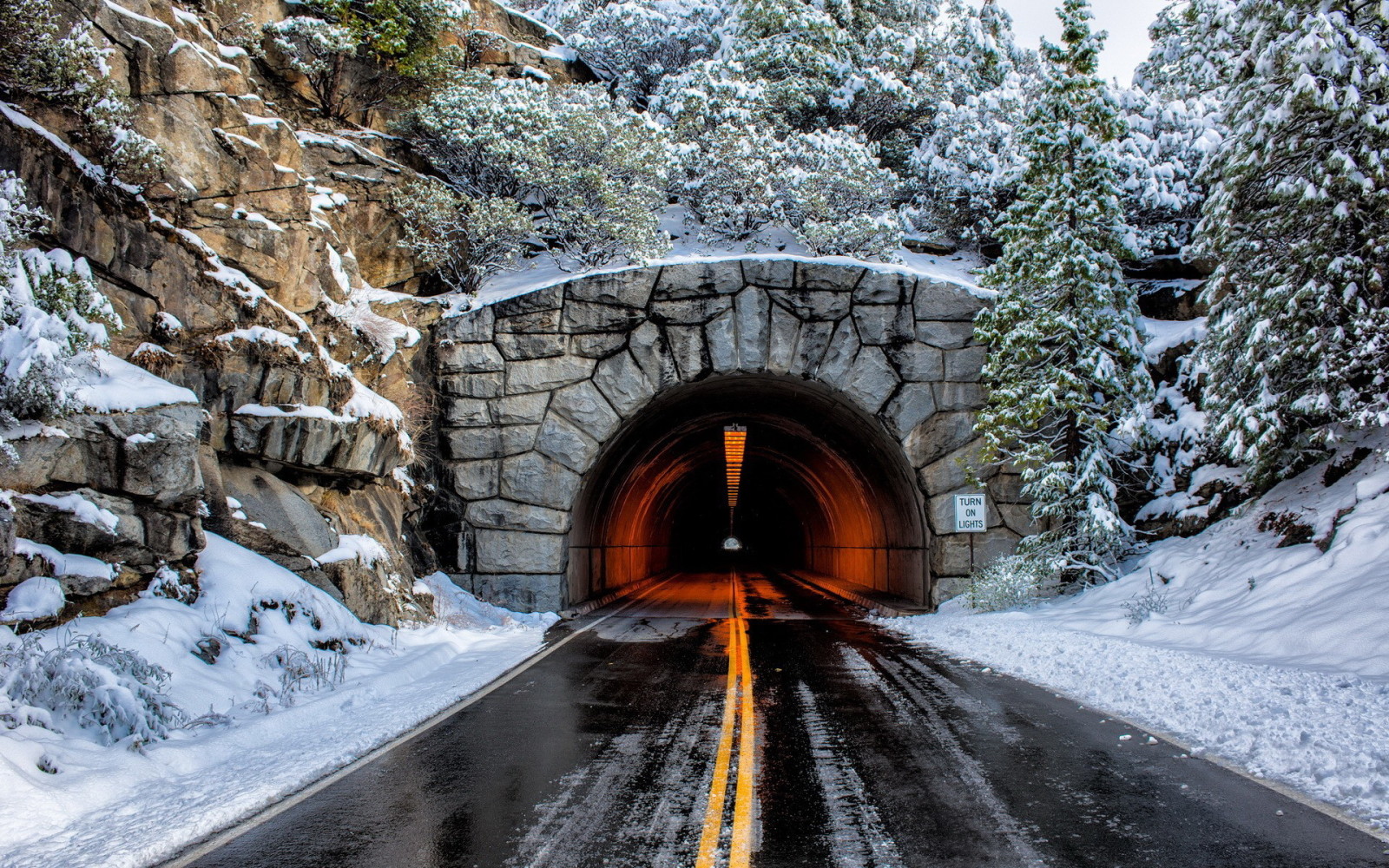 Schnee, Tunnel, Pflaster, gelbe Linien