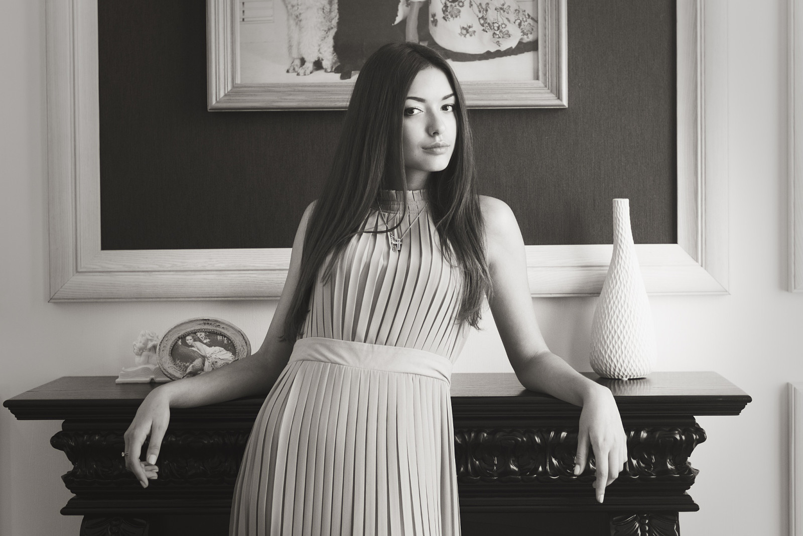 Regardez, pose, fille, photographe, Julia Sariy, b / W. cheminée