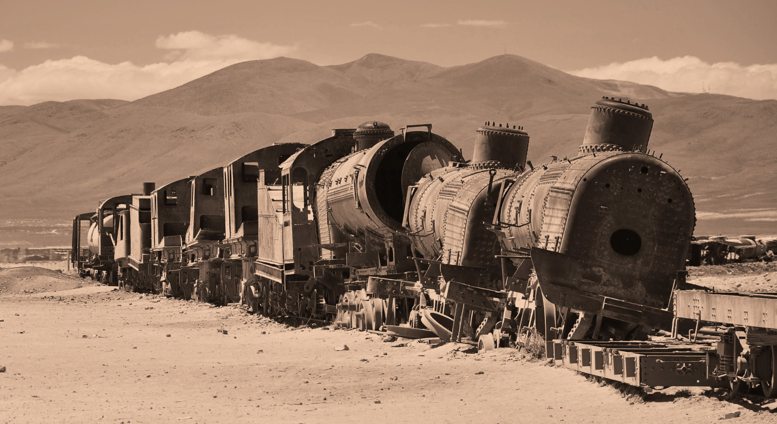 Deserto, treno, macchine