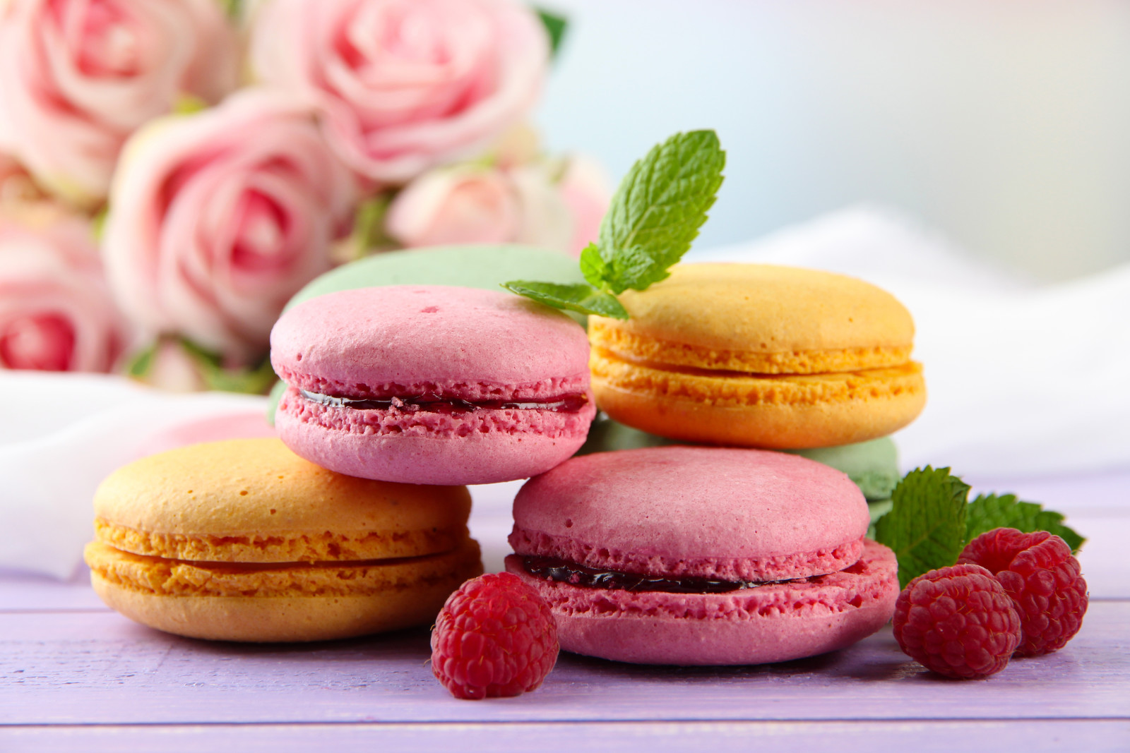 des roses, biscuits, baies, framboise, dessert, sucré, macaron, amande