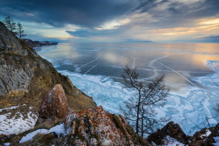 Bay, ice, mountains