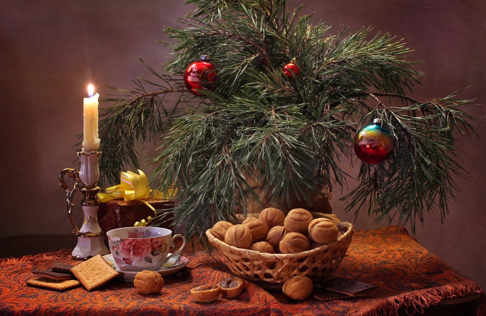 galletas, pino, juguetes, taza, vela, nueces