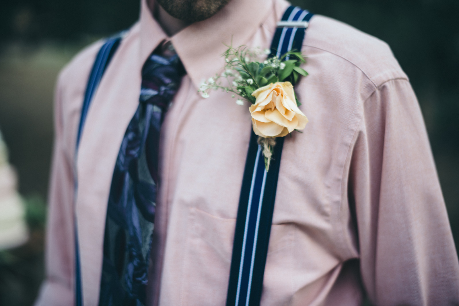 flor, camisa, suspensórios