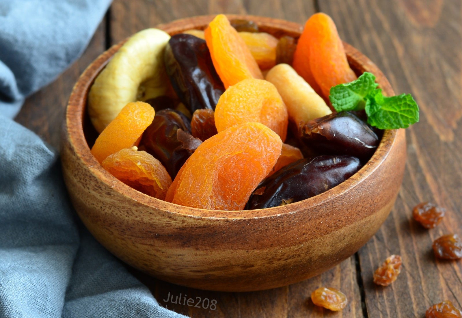 mint, figs, raisins, dates, dried apricots, Dried fruits