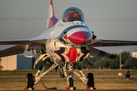 F-16, Taistelija, Taisteleva Haukka